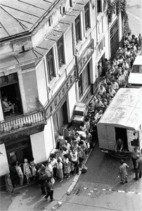 derniere-queue-pour-sucre-bucarest-1982-c-a-pandele-ostphoto.1208379557.gif